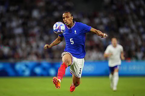 Kiliann Sildillia controls the ball against United States